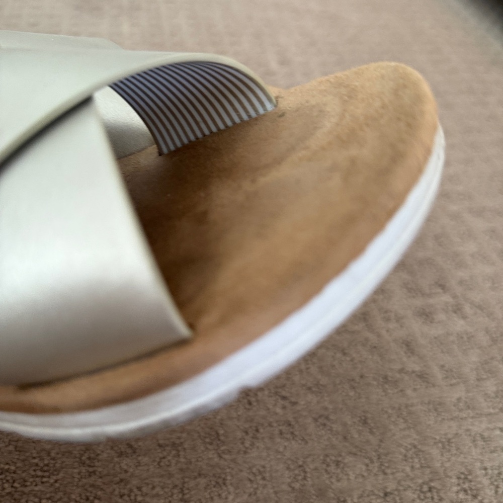 IZOD comfort plush cushioned gold metallic snd white Slide Sandals women’s Sz 8 - Picture 5 of 9